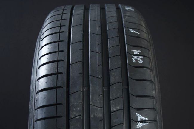 225/35R19 PIRELLI PZERO PZ4 RUNFLAT i gruppen DCK / SOMMARDCK hos Svenska Gummihuset AB (S1922535PIRPZ)