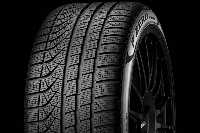 275/40R22 PIRELLI PZERO WINTER FRIKTION DOT2022 i gruppen DÄCK / VINTERDÄCK FRIKTION hos Svenska Gummihuset AB (F2227540PIPZEWIDOT)