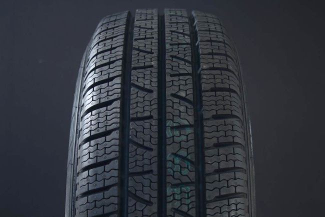 215/65R16 PIRELLI CARRIER WINTER FRIKTION DOT2022 i gruppen DCK / VINTERDCK FRIKTION hos Svenska Gummihuset AB (F1621565PIRCARWIDOT)