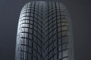 GOODYEAR 215/55R16 ULTRAGRIP PERFORMANCE 3 FRIKTION