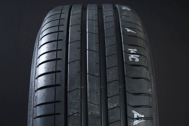 235/35R19 PIRELLI PZERO PZ4 i gruppen DCK / SOMMARDCK hos Svenska Gummihuset AB (S1923535PIREPZPZ4)