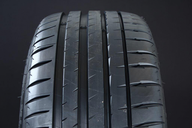 275/35R23 MICHELIN PILOT SPORT 4 SUV i gruppen DCK / SOMMARDCK hos Svenska Gummihuset AB (S2327535MICPS4SUV)