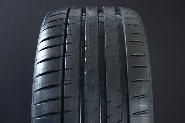 265/40R20 MICHELIN PILOT SPORT 4S DOT2022 i gruppen DCK / SOMMARDCK hos Svenska Gummihuset AB (S2026540MICHPS4DOT)