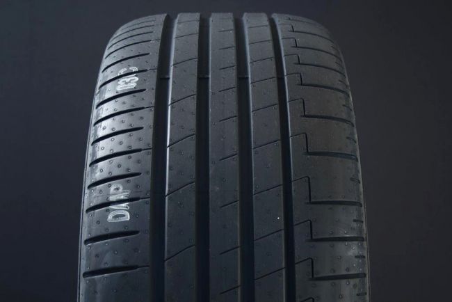 255/40R20 PIRELLI PZERO E i gruppen DCK / SOMMARDCK hos Svenska Gummihuset AB (S2025540PIPZEE)