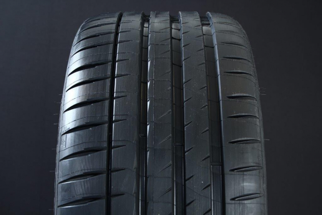 245/30R20 MICHELIN PILOT SPORT 4S i gruppen DCK / SOMMARDCK hos Svenska Gummihuset AB (S2024530MICHPS4)