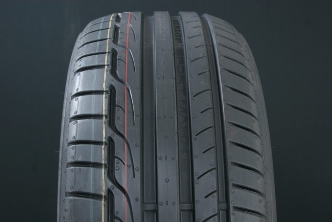 225/45R19 DUNLOP SPORT MAXX RT i gruppen DÄCK / SOMMARDÄCK hos Svenska Gummihuset AB (S1922545DUNLMAXXRT)
