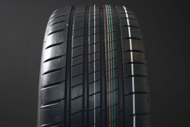 235/35R19 BRIDGESTONE POTENZA S005 i gruppen DCK / SOMMARDCK hos Svenska Gummihuset AB (S1923535BRPOS005)